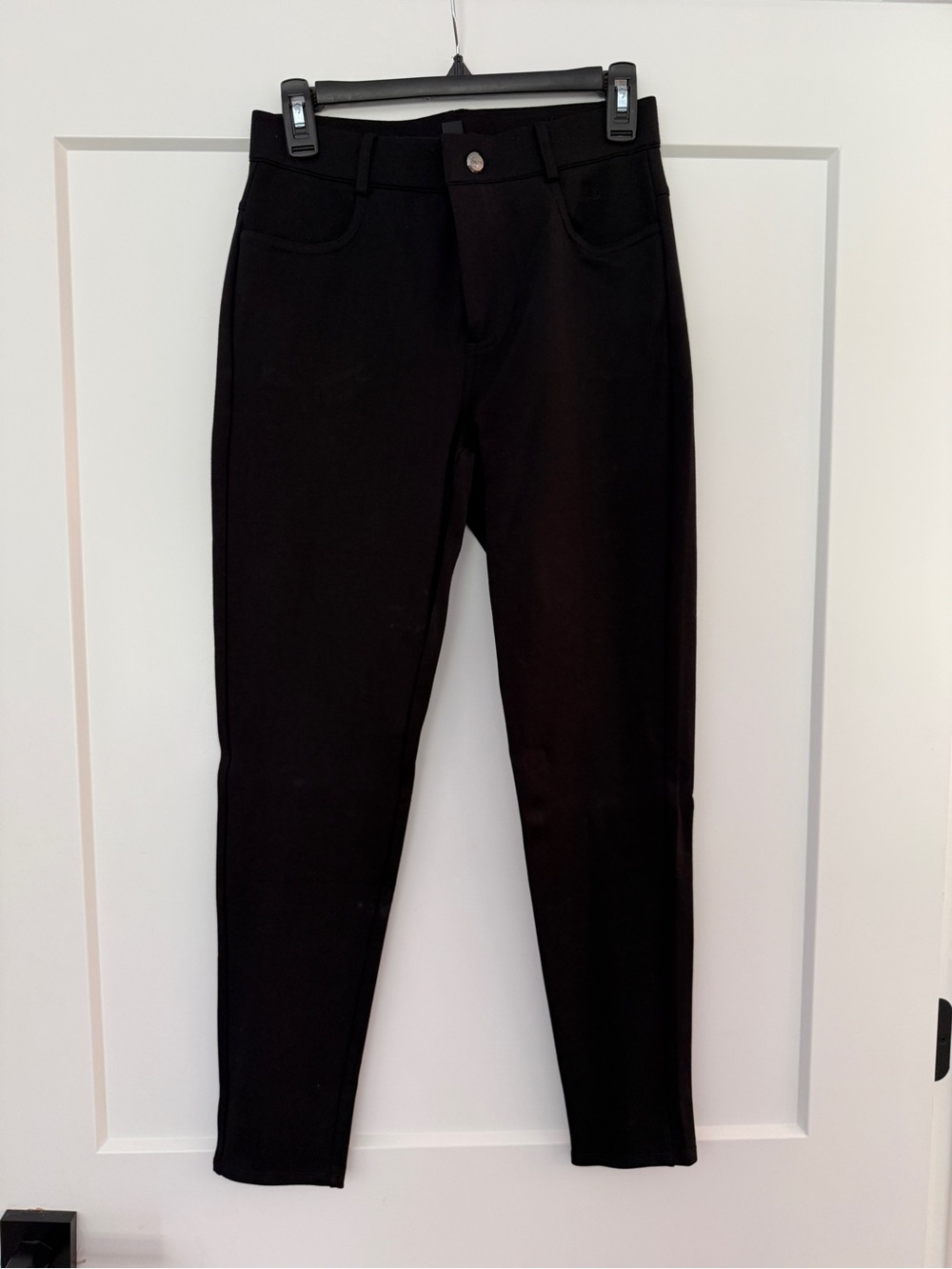 Black skinny pants with pockets